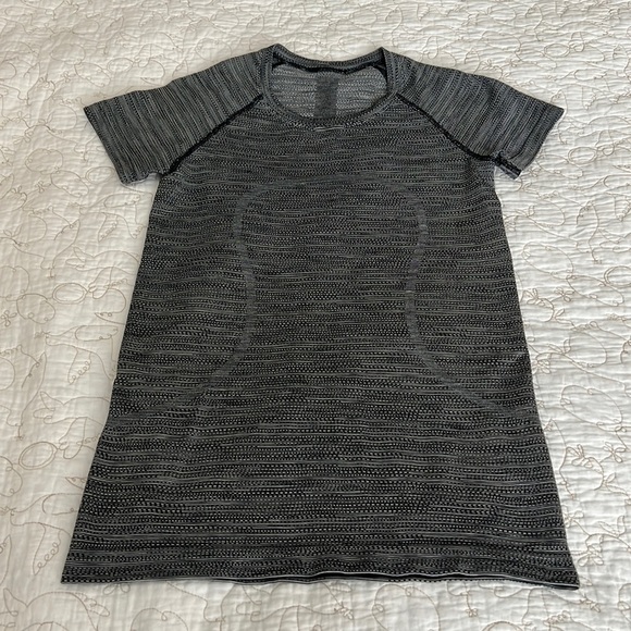 Like new condition Lululemon swiftly tech 2.0 short sleeve in black heather grey - Picture 1 of 4
